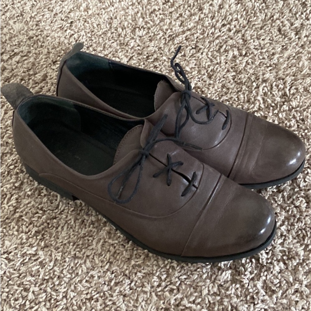 Size 9 women’s Bueno brown leather shoes